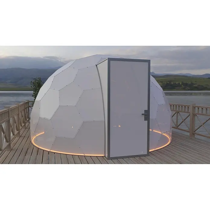 BubbleOrb Gartenkuppel - Durchmesser: 400 cm, Weiß - Weißer geodätischer Dom mit sechseckigen Paneelen, grauer Tür und orange leuchtendem Sockel auf einer Holzterrasse am See.