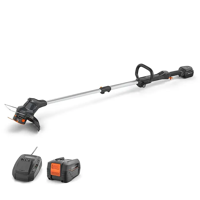 Husqvarna Akku-Rasentrimmer Aspire T28-P4A - 18 V, 2,5 Ah, Li-Ionen, 1 Akku, Schnittbreite Faden: 28 cm - Schwarzer und silberner Akku-Rasentrimmer mit orangefarbenen Akzenten, daneben Akku und Ladegerät.