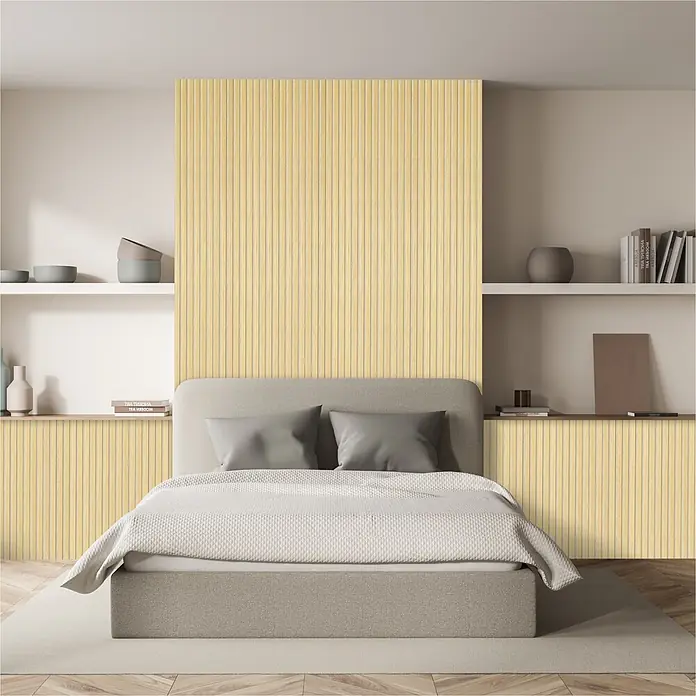Sonido Akustikpaneel - New Oak Light / beiger Filz, 1.200 x 560 x 18 mm - Modernes Schlafzimmer mit hellgrauem Polsterbett, warmgelben vertikalen Lamellenpaneelen und integrierten Regalen.