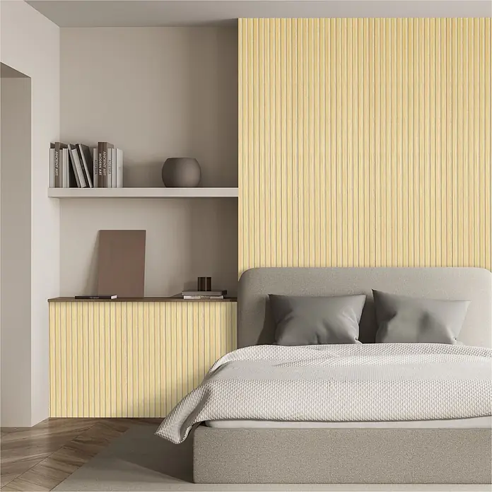 Sonido Akustikpaneel - New Oak Light / beiger Filz, 2.440 x 560 x 18 mm - Gelbe Lamellenverkleidung als Akzentwand und integriertes Regal im Schlafzimmer.