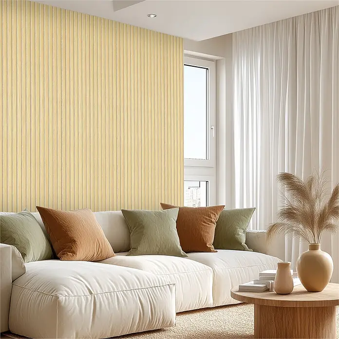 Sonido Akustikpaneel - New Oak Light / beiger Filz, 2.440 x 560 x 18 mm - Helle Holzlamellen-Wandverkleidung in einem Wohnzimmer, moderner dekorativer Hintergrund hinter einem Sofa.