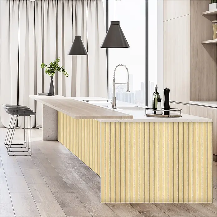 Sonido Akustikpaneel - New Oak Light / beiger Filz, 1.200 x 560 x 18 mm - Helle Holzpaneele mit vertikalen Rillen an einer modernen Kücheninsel.