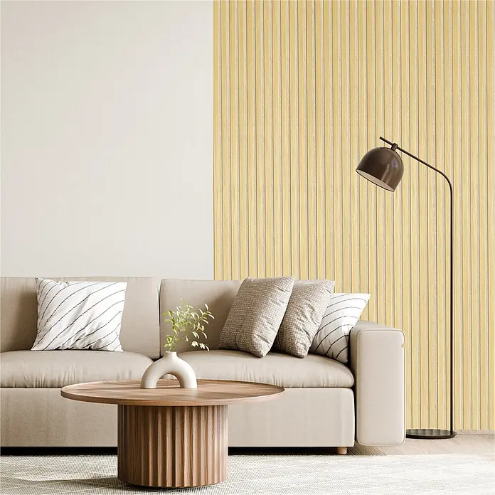 Sonido Akustikpaneel - New Oak Light / beiger Filz, 2.440 x 560 x 18 mm - Hellgelbe Holzlamellen-Wandverkleidung an einer Wohnzimmerwand.