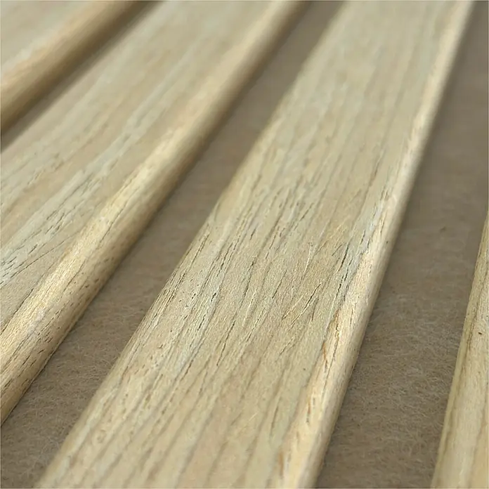 Sonido Akustikpaneel - New Oak Light / beiger Filz, 2.440 x 560 x 18 mm - Helle Holzleisten auf faserigem beigem Material, eventuell als Unterlage oder Füllung.