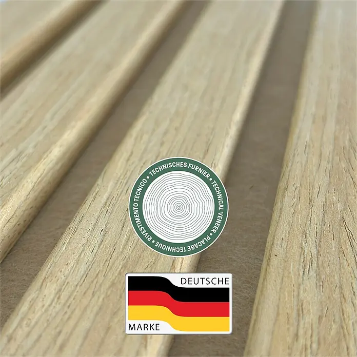 Sonido Akustikpaneel - New Oak Light / beiger Filz, 2.440 x 560 x 18 mm - Helles technisches Holzfurnier mit parallelen Lamellen und sichtbarer Maserung. Mit Hinweisen auf 'Technical Veneer' und 'Deutsche Marke'.