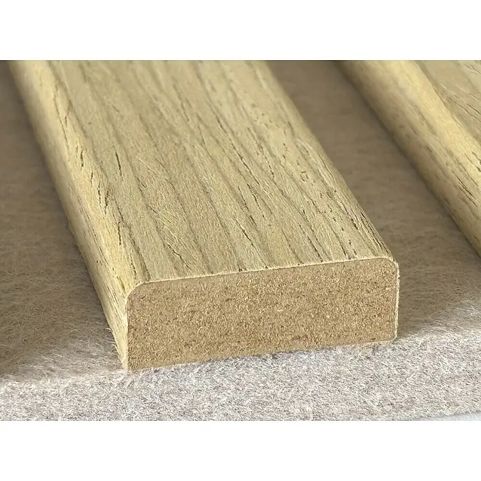 Sonido Akustikpaneel - New Oak Light / beiger Filz, 2.440 x 560 x 18 mm - Hellbeige Holzoptik-Leiste mit abgerundeter Kante, zeigt ihren Verbundkern.