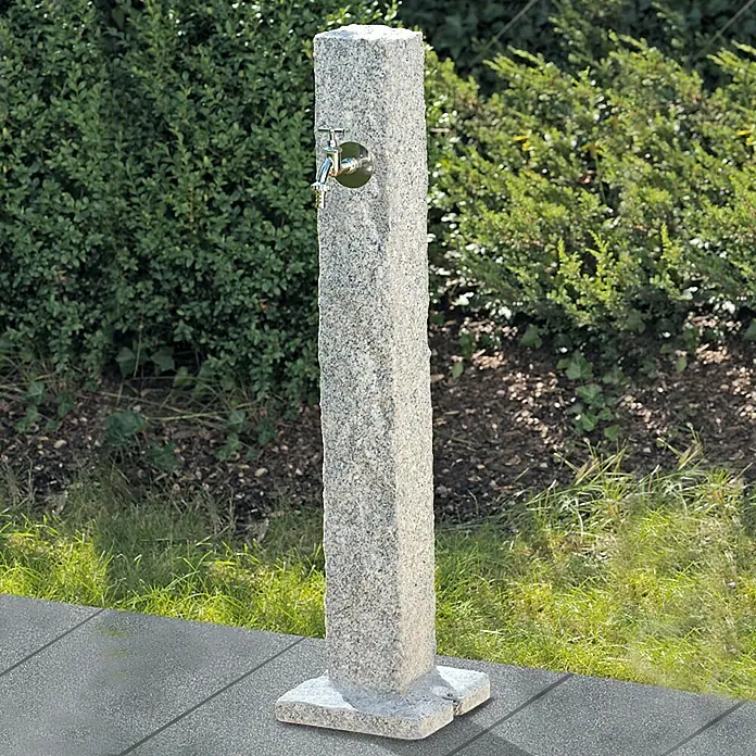 Arves Wasserzapfstelle Natura - Granitfarben, Höhe: 98 cm - Ein Brunnen aus Granit mit einem verchromten Wasserhahn für den Garten.