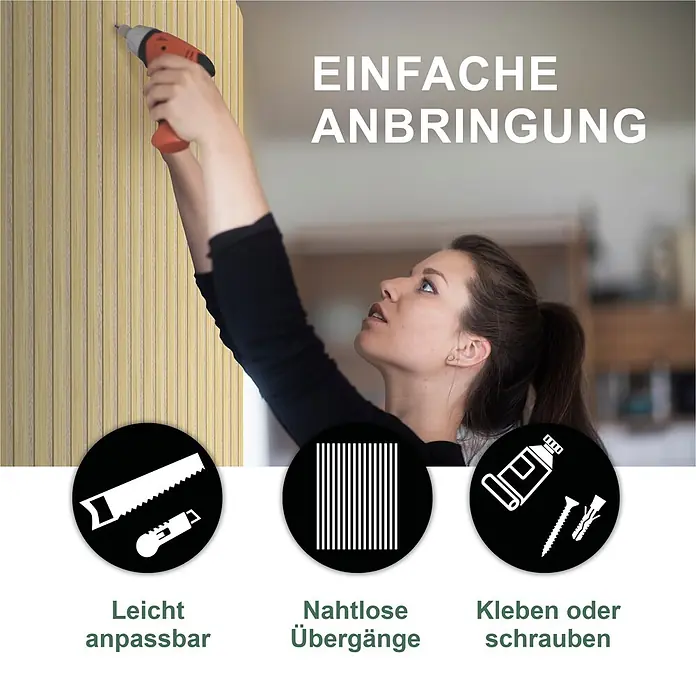 Sonido Akustikpaneel - New Oak Light / beiger Filz, 2.440 x 560 x 18 mm - Frau installiert helles Holzlamellenpaneel. Icons betonen einfache Anpassung, nahtlose Übergänge und Kleb- oder Schraubmontageoptionen.