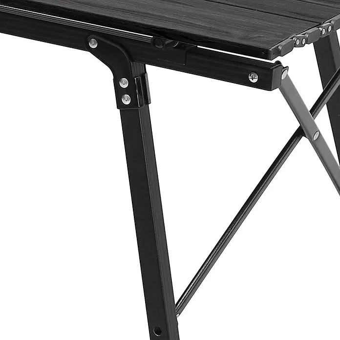 SVITA Campingtisch - L x B x H: 90 x 51,5 x 68 cm, Schwarz - Nahaufnahme einer dunklen, lattenförmigen Tischplatte und ihres schwarzen Metall-Klappgestells mit sichtbaren Scharnieren und Stützstreben.