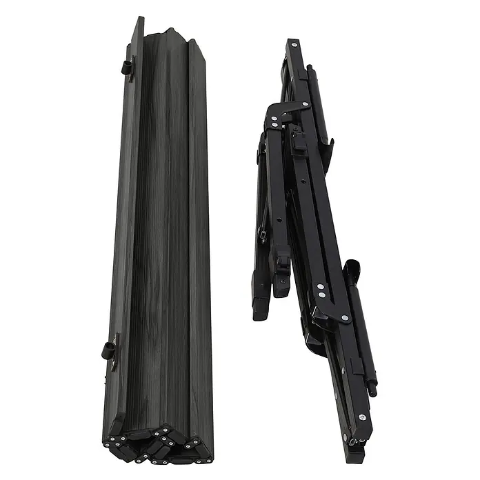 SVITA Campingtisch - L x B x H: 90 x 51,5 x 68 cm, Schwarz - Geklappte dunkelbraune Lamellen-Tischplatte neben einem zusammengeklappten schwarzen Metalltischgestell.