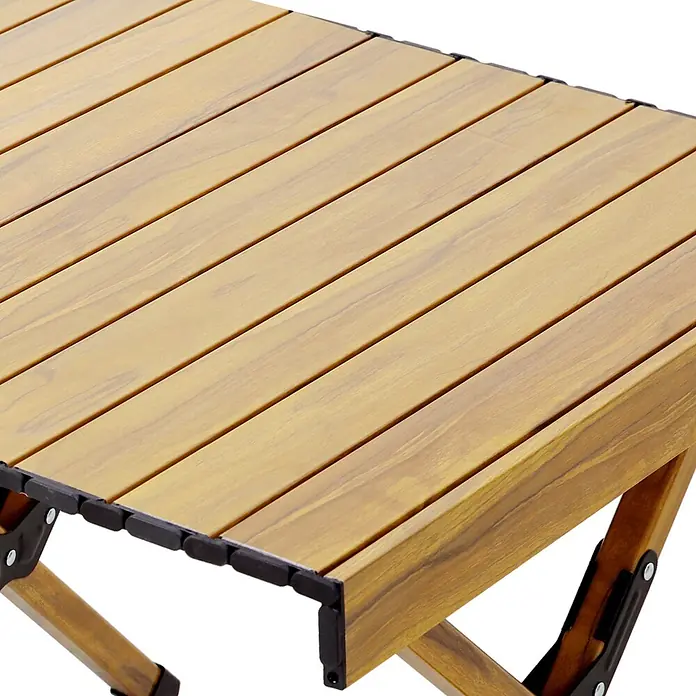 SVITA Campingtisch - L x B x H: 60 x 119 x 44,5 cm, Beige - Nahaufnahme eines tragbaren Holztisches mit Lattenrost, natürlicher Holzmaserung und schwarzen Rahmendetails.