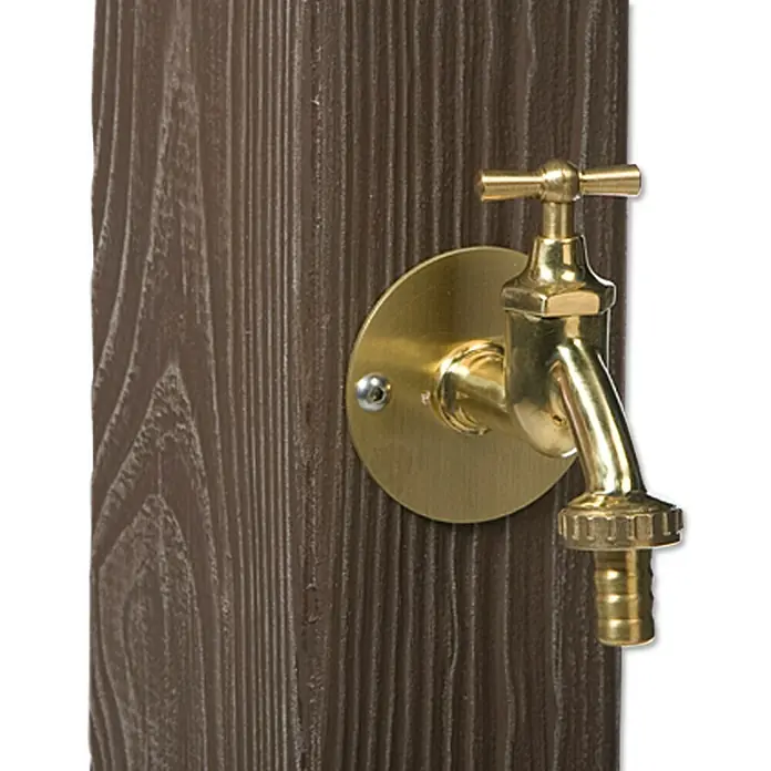 Arves Wasserzapfstelle Forest - Dunkelbraun, Höhe: 100 cm, Ausstattung: Wasserhahn - Nahaufnahme eines Wasserhahns aus Messing an einer Holzstruktur, der eine rustikale und funktionale Ästhetik vereint.