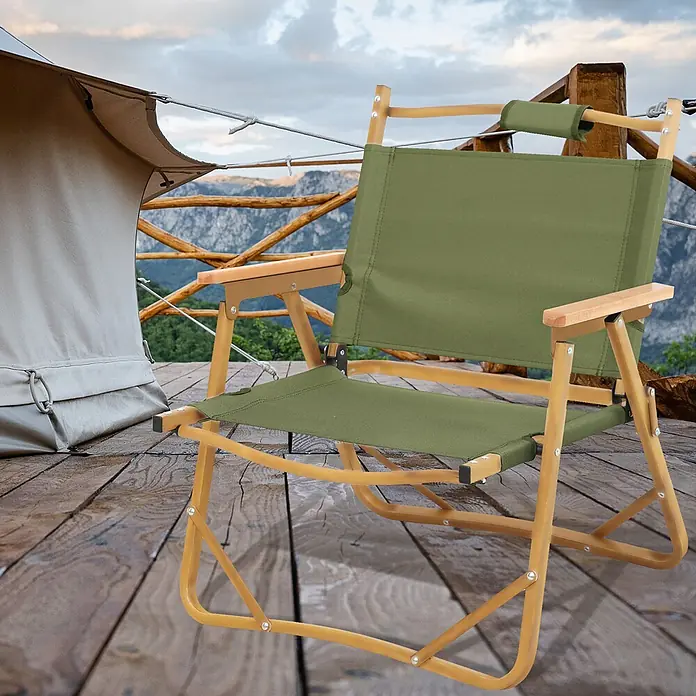 SVITA Campingstuhl - Grün, B x T x H: 55 x 53 x 61 cm - Grüner Stoff-Campingstuhl mit hellem Holzrahmen auf einer Terrasse, neben einem Zelt.