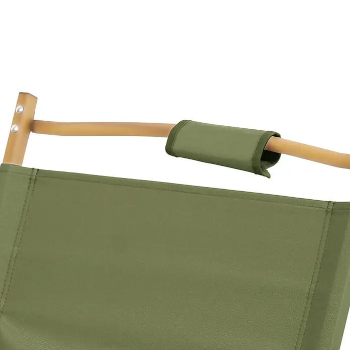 SVITA Campingstuhl - Grün, B x T x H: 55 x 53 x 61 cm - Detail des Holzgestells eines Stuhls mit olivgrünem Stoff und passender Stoffhülle.