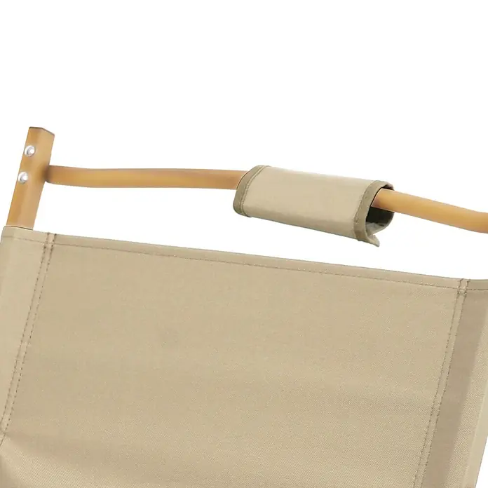 SVITA Campingstuhl - Beige, B x T x H: 55 x 53 x 61 cm - Detail eines beigen Stoffstuhls mit hellem Holzrahmen und einer Stoffhülle am oberen Holm.