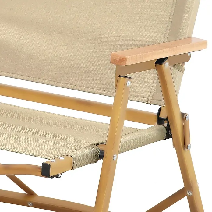 SVITA Campingstuhl - Beige, B x T x H: 55 x 53 x 61 cm - Detail eines beigen Klappstuhls aus Canvas mit hellen Holzarmlehnen und goldenem Metallrahmen.