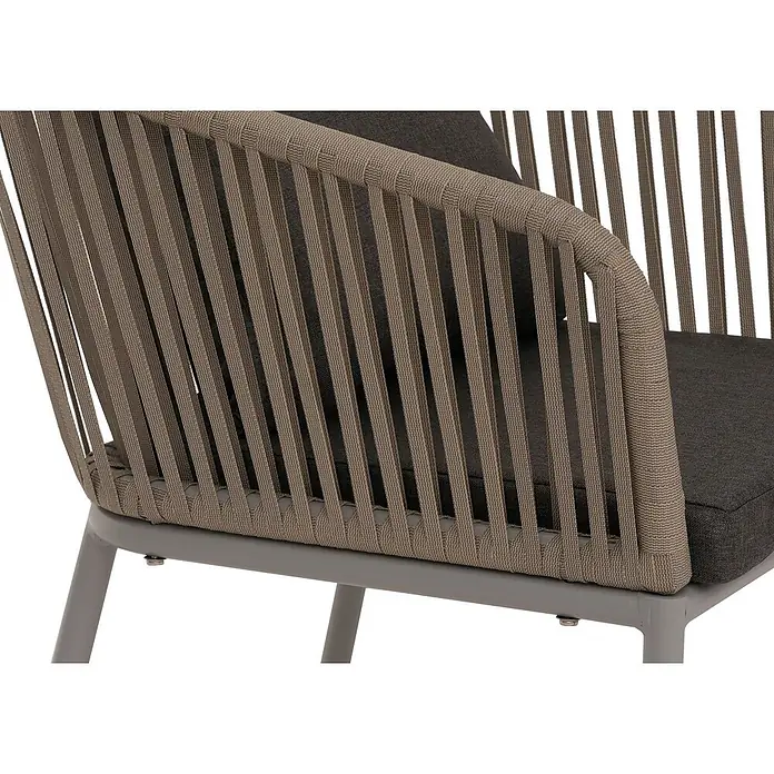 Proregal Gartenstuhl-Set - 2 Stk., Aluminium, Grau - Stuhl mit taupefarbener Seilbespannung an Rückenlehne und Armlehnen, dunkelgrauen Kissen und grauem Metallgestell.
