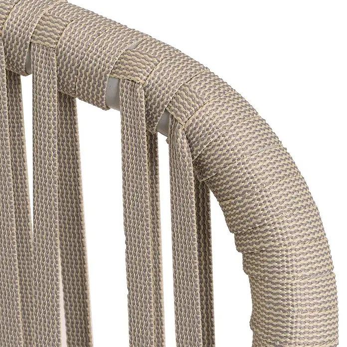 Proregal Gartenstuhl-Set - 2 Stk., Aluminium, Grau - Gekrümmter Möbelrahmen, verziert mit hellgrauen und beigen zweifarbigen Flechtbändern und vertikalen Stützbändern.