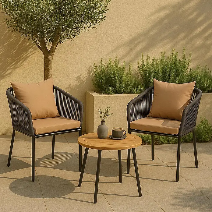 Proregal Gartenstuhl-Set - 2 Stk., Aluminium, Anthrazit - Zwei Outdoor-Stühle mit dunkelgrauen geflochtenen Rückenlehnen, schwarzen Gestellen und beigen Kissen, dazu ein runder Holztisch auf der Terrasse.