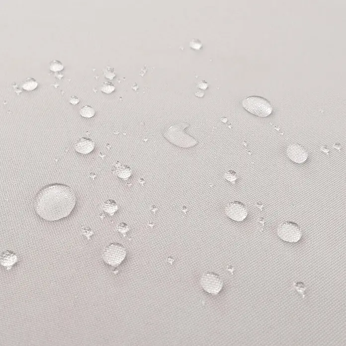 Proregal Loungemöbel-Set - 4 -tlg., Akazienholz, Grau - Wassertropfen perlen auf hellgrauem, wasserdichtem Stoff.