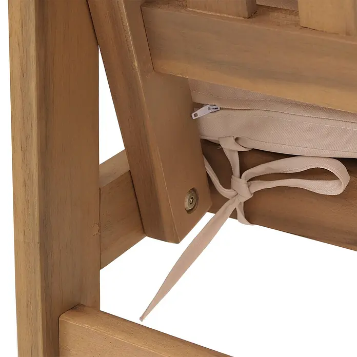 Proregal Loungemöbel-Set - 4 -tlg., Akazienholz, Beige - Nahaufnahme eines hellbraunen Holzrahmens eines Gartenmöbels mit beigem Stoffkissen, mit Reißverschluss und Bändern.