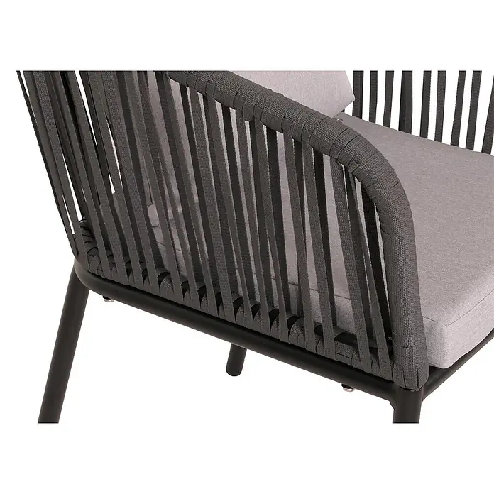 Proregal Gartenstuhl-Set - 2 Stk., Aluminium, Anthrazit - Nahaufnahme eines grauen Outdoor-Stuhls mit geflochtener Seilrückenlehne und Armlehne, grauen Kissen und schwarzem Metallgestell.