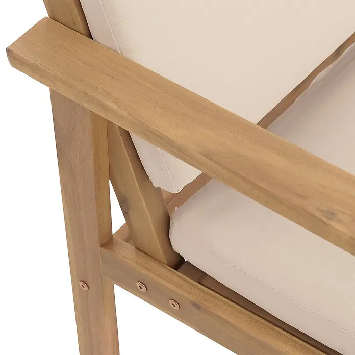 Proregal Loungemöbel-Set - 4 -tlg., Akazienholz, Beige - Nahaufnahme der hellbraunen Holzarmlehne und cremefarbenen Stoffkissen eines Stuhls.