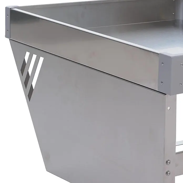 Proregal Mähroboter-Garage Mit Pflanzkasten - L x B x H: 70 x 60 x 40 cm, Silber, Ausführungseigenschaft: mit Pultdach, Gardena, WORX, Husqvarna, Einhell, Landxcape, Juka - Nahaufnahme eines gebürsteten Edelstahl-Auslageregals mit grauen Eckhaltern und dekorativen Winkelausschnitten.