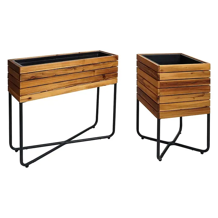 Proregal Pflanzkasten Set - 2 Stk., Holz, Braun - Zwei hölzerne Lattenpflanzgefäße mit schwarzen Einsätzen auf schwarzen Metallständern. Eines rechteckig, eines quadratisch.