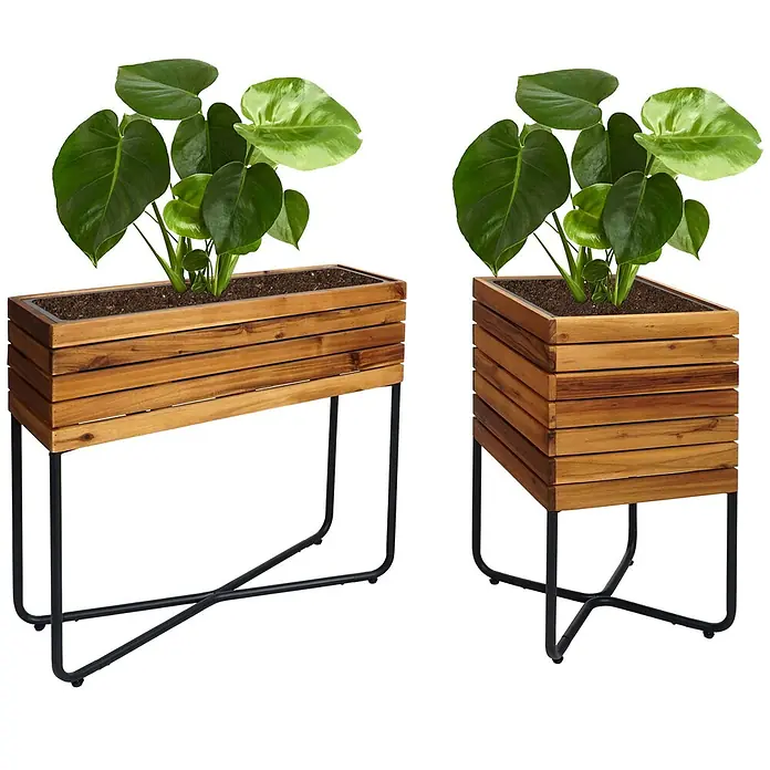 Proregal Pflanzkasten Set - 2 Stk., Holz, Braun - Set aus zwei Lamellen-Holzpflanzgefäßen mit schwarzen Metallständern, einem rechteckigen und einem quadratischen, mit grünen Pflanzen.