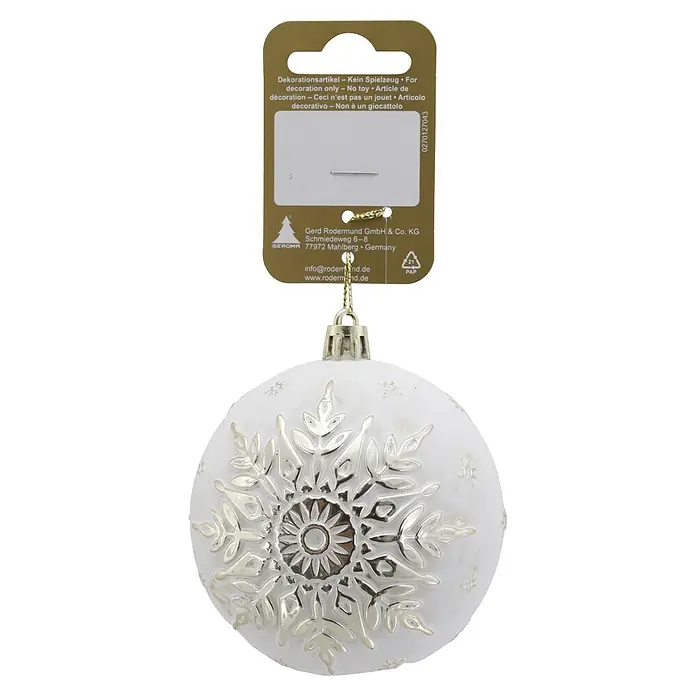 Christbaumkugel Schneeflocke - Durchmesser: 7,8 cm, Kunststoff, 1 Stk., Weiß/Silber - Weiße Weihnachtskugel mit detailliertem silbernem Schneeflocken-Design, präsentiert an einem goldenen Hängetag.
