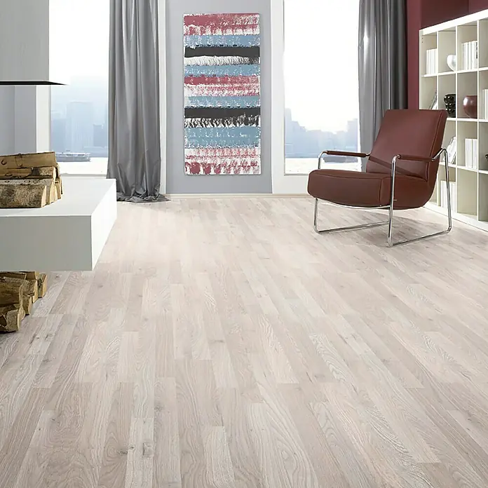 LOGOCLIC Family Laminat Eiche Narvik1.285 x 192 x 7 mm, Schiffsboden, Eiche Narvik - Elegantes Interieur mit hellem Holzboden, Sessel und Kunstwerk. Der Bodenbelag harmoniert perfekt mit dem modernen Design des Raumes.