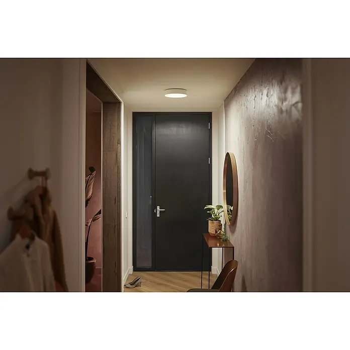 Philips Hue LED-Deckenleuchte rund - 9,6 W, Ø x H: 26,1 x 6,6 cm, Weiß, Kaltweiß - Rundes, weißes Deckenlicht beleuchtet einen modernen Flur.