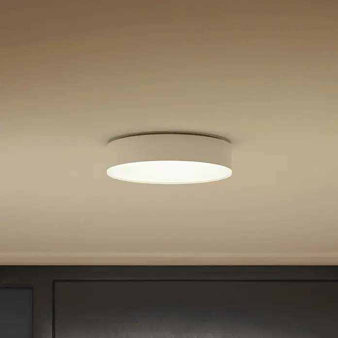 Philips Hue LED-Deckenleuchte rund - 9,6 W, Ø x H: 26,1 x 6,6 cm, Weiß, Kaltweiß - Weißes, rundes Deckenlicht, bündig montiert und beleuchtet.