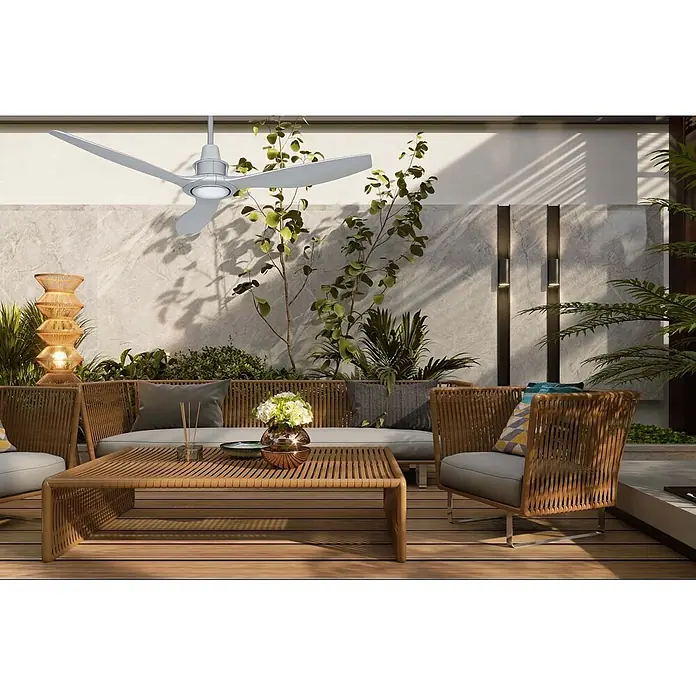 Vam Deckenventilator Outdoor Deckenventilator TAMAO mit LED silber 147 cm - SILBER, 1.470 mm, 37 W - Silber-grauer dreiflügeliger Deckenventilator über einem Terrassen-Sitzbereich.