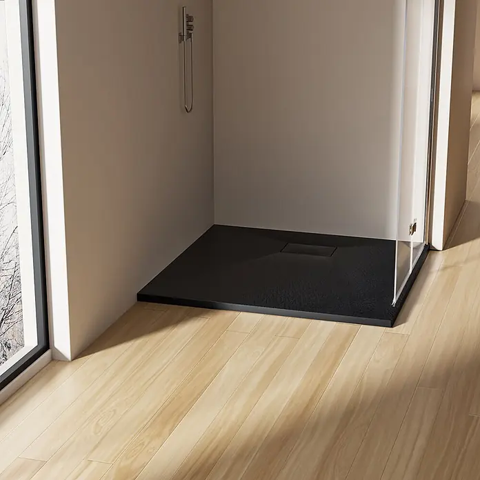 Emke Duschwanne ST - L x B: 90 x 90 cm, Kunststoff, Schwarz - Strukturierte dunkelgraue Duschwanne, bündig mit hellem Holzboden in einer modernen Duschkabine.