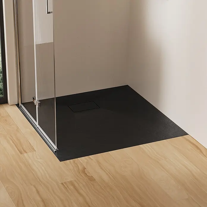 Emke Duschwanne ST - L x B: 90 x 90 cm, Kunststoff, Schwarz - Schwarze, strukturierte Duschwanne mit rechteckigem Abfluss, bündig eingelassen in Holzboden und Glasduschabtrennung.