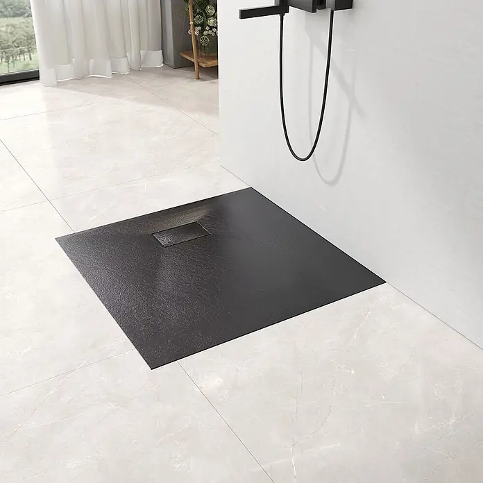 Emke Duschwanne ST - L x B: 90 x 90 cm, Kunststoff, Schwarz - Schwarze, texturierte Duschwanne mit dezentem Abfluss, bündig in hellem Badezimmerboden integriert.