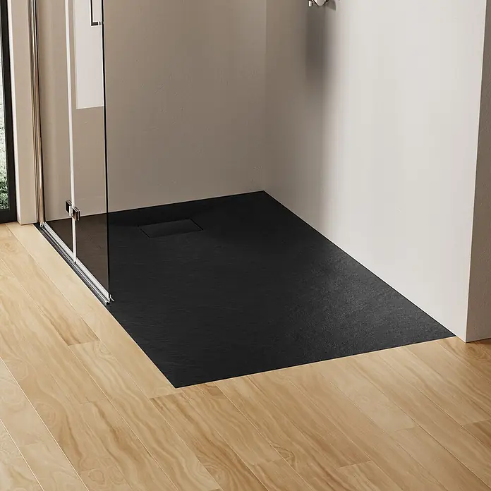 Emke Duschwanne ST - Kunststoff, Schwarz - Schwarze, strukturierte Duschwanne, bodengleich, in einem modernen Bad mit hellem Holzboden und Glasduschkabine.