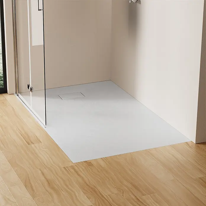 Emke Duschwanne ST - Kunststoff, Weiß - Helle, strukturierte Duschwanne nahtlos in moderner Glasduschkabine, bündig mit hellem Holzfußboden.