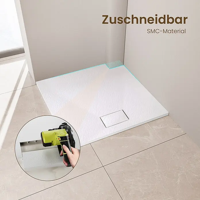 Emke Duschwanne ST - Kunststoff, Weiß - Weiße, zuschneidbare SMC-Duschwanne mit linearem Abfluss, in einer Badesecke. Detailaufnahme zeigt das Zuschneiden.
