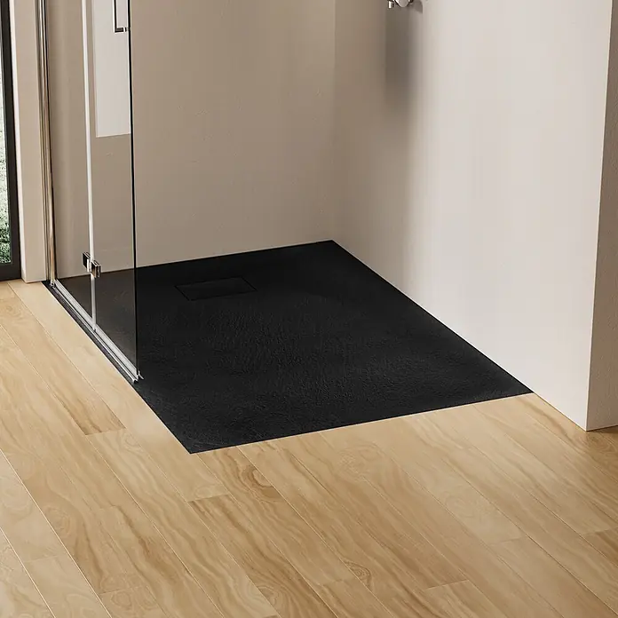 Emke Duschwanne ST - Kunststoff, Schwarz - Schwarze, texturierte Duschwanne mit integriertem linearem Ablauf, nahtlos in einem modernen Bad mit hellem Holzboden installiert.