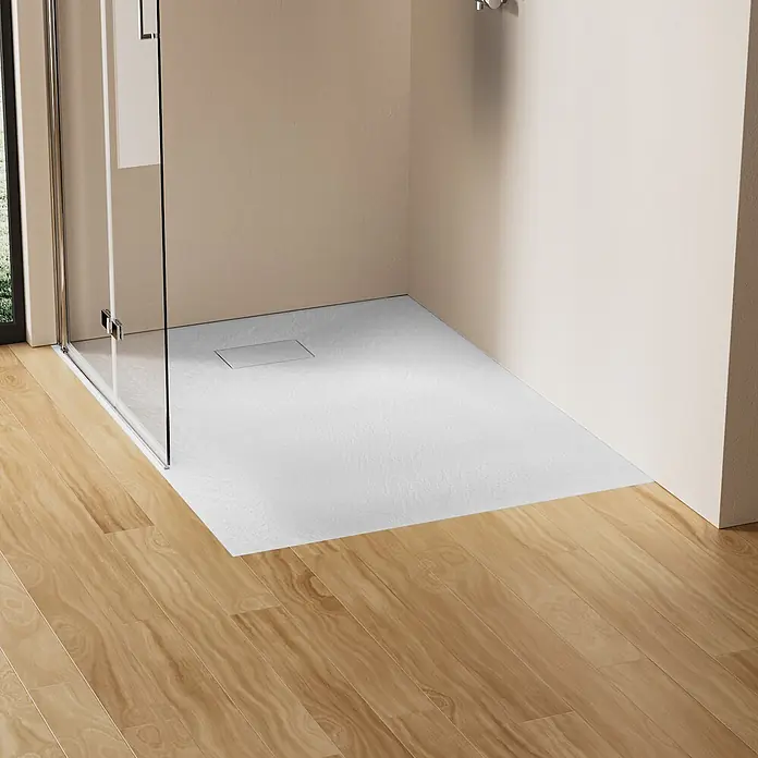 Emke Duschwanne ST - Kunststoff, Weiß - Weiße, texturierte Duschwanne, bodengleich mit Holzboden und Glasduschwand, mit modernem linearem Abfluss.