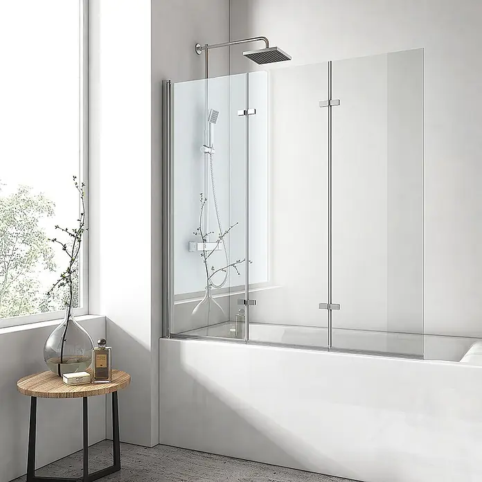 Emke Badewannenaufsatz FTSS - B x H: 130 x 140 cm, 3 Stk., Chrom - Durchsichtige Glas-Badewannenabtrennung mit Chromarmaturen auf einer weißen Badewanne in einem modernen Badezimmer.