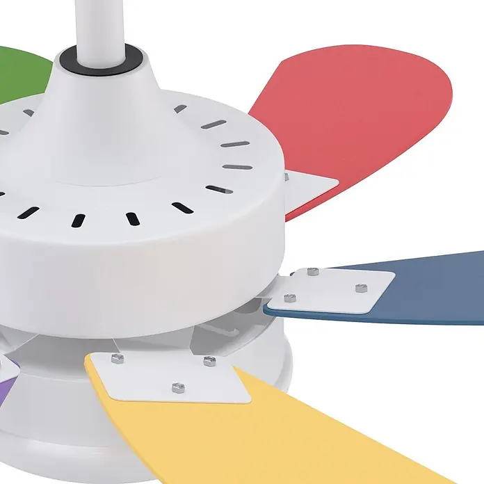 Nettlife Deckenventilator - Multicolor, 750 mm, 57 W - Nahaufnahme eines weißen Deckenventilators mit bunten Blättern in Rot, Gelb und Blau, befestigt mit Muttern.