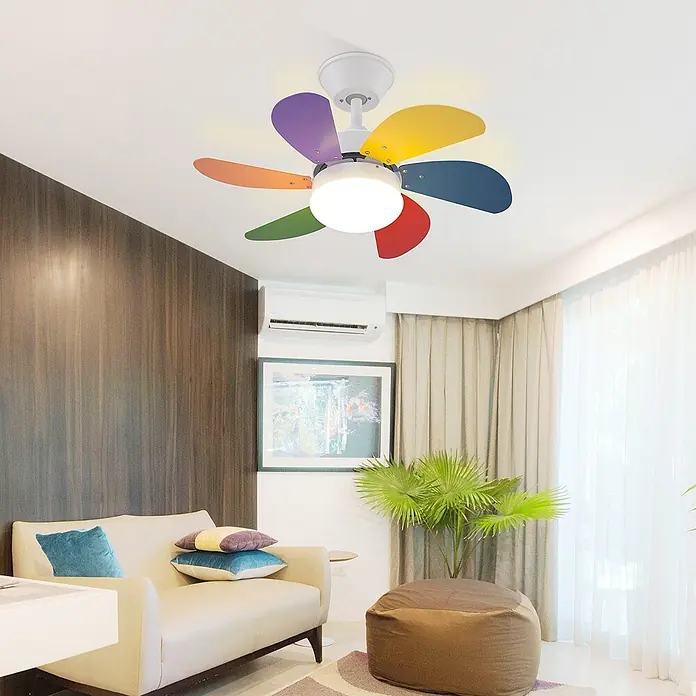 Nettlife Deckenventilator - Multicolor, 750 mm, 57 W - Bunter Deckenventilator mit sechs farbigen Flügeln und integrierter Leuchte, in einem modernen Wohnzimmer.