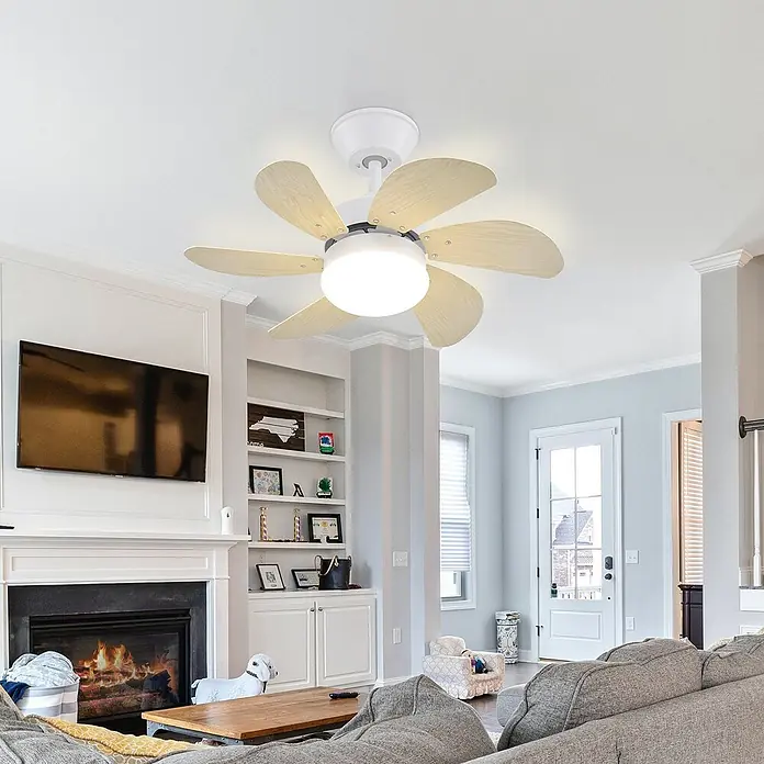 Nettlife Deckenventilator - Timber, 750 mm, 57 W - Weißer Deckenventilator mit hellen Holzflügeln in einem Wohnzimmer installiert, der Beleuchtung und Luftzirkulation bietet.