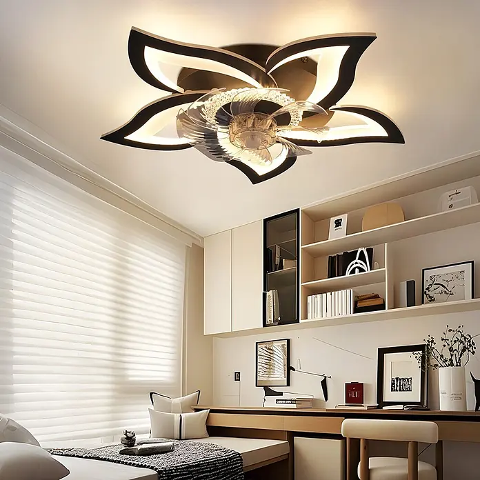 Nettlife Deckenventilator - Black, 620 mm, 64 W - Moderner blumenförmiger Deckenventilator mit schwarzem und weißem Rahmen, klaren Acrylflügeln und integriertem LED-Licht, der einen modernen Raum beleuchtet.