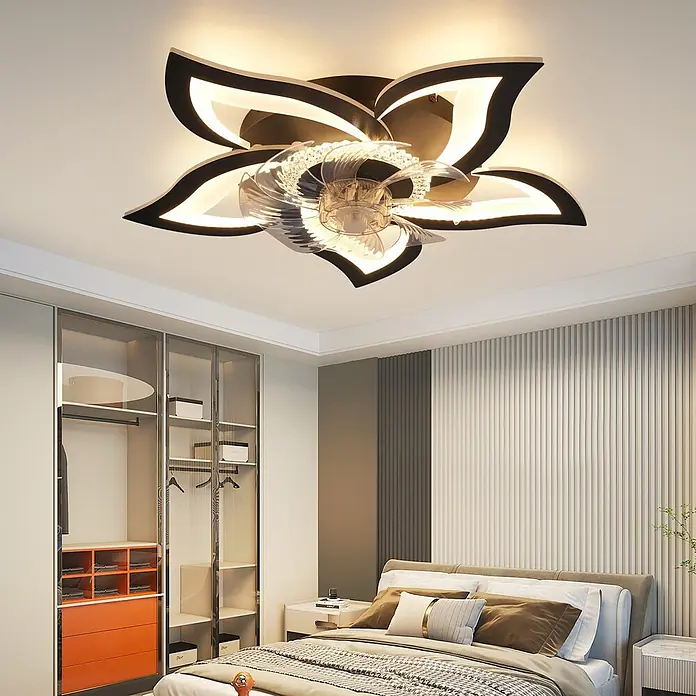 Nettlife Deckenventilator - Black, 620 mm, 64 W - Blumenförmiger Deckenventilator mit schwarzen und weißen Blütenblättern, integrierten klaren Flügeln und Kristalldetails, der ein Schlafzimmer beleuchtet.