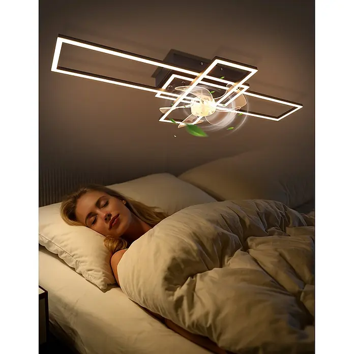 Nettlife Deckenventilator - Black, 420 mm, 61 W - Moderne schwarze Deckenleuchte mit integriertem Ventilator und LED-Streifen, beleuchtet ein Schlafzimmer.